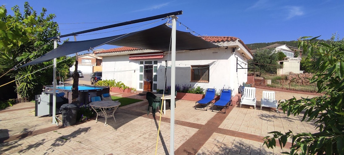 Gran habitación de chalet en la montaña