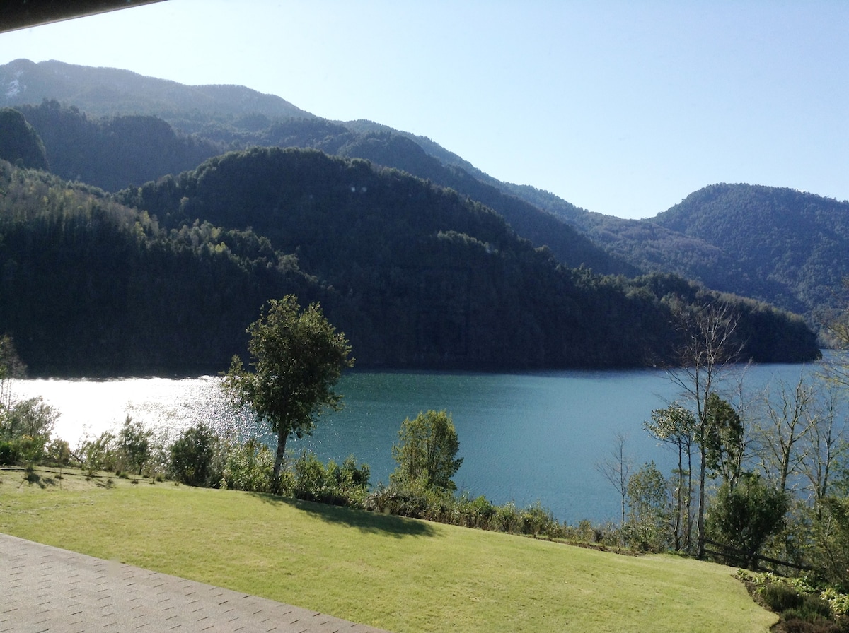 Panguipulli,  Lago Neltume, Huilo Huilo, playa