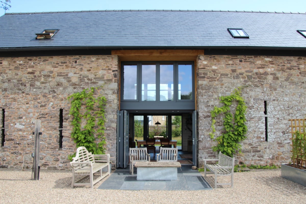 Huge Magical Eco-Barn. Sleeps 16