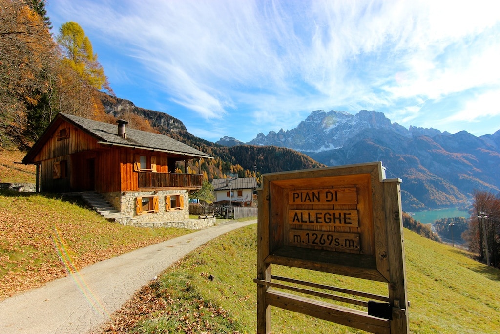 位于多洛米蒂山脉（ Dolomites-025003-LO-00247 ）