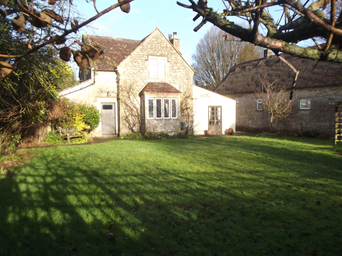 CHARMING COTTAGE IN PICTURESQUE SOMERSET VILLAGE