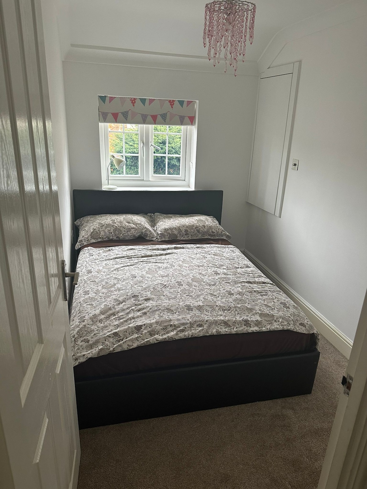 希思罗/伦敦一间小卧室，配有双人床