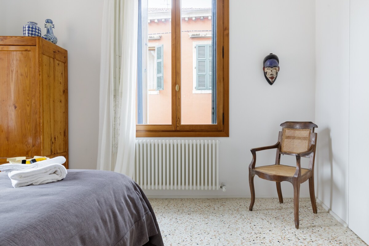 位于Castello的明亮公寓，位于圣马可（ San Marco ）和双年展花园（ Biennale Gardens ）之间