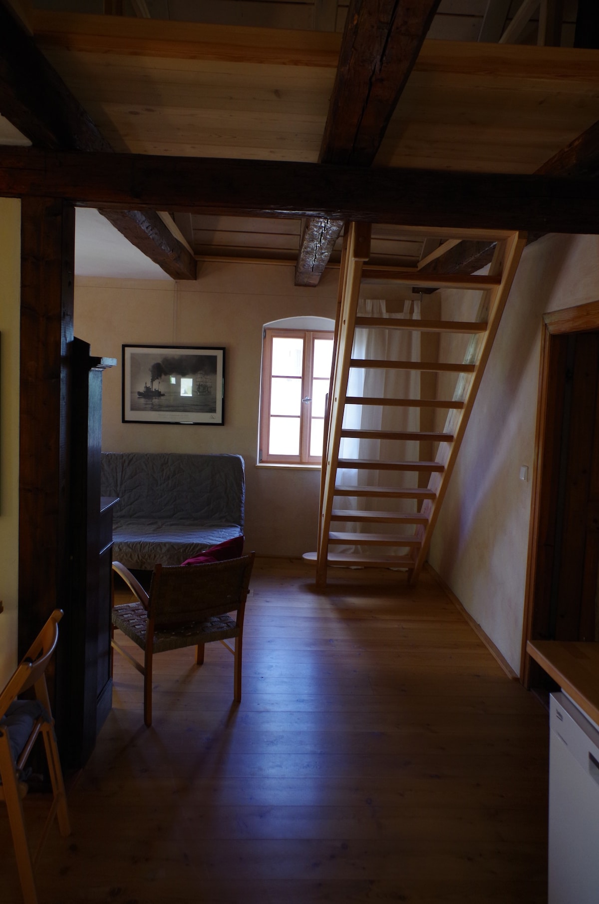 舒适的双卧室公寓，位于历史悠久的建筑面料中