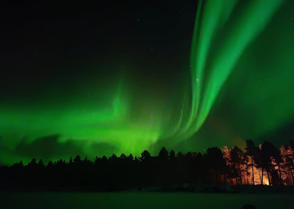 Mökki joen rannalla