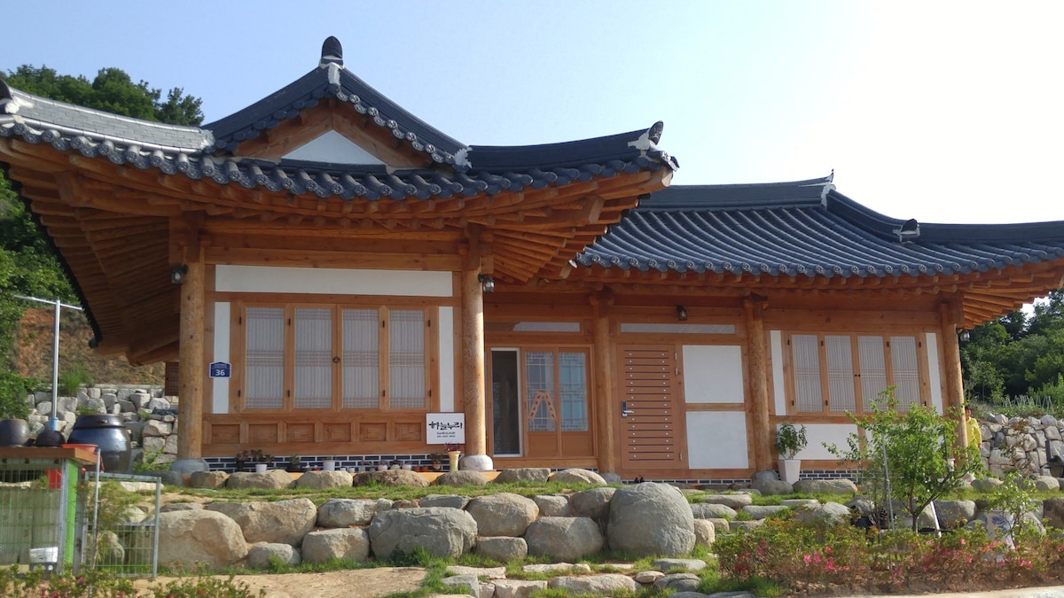 靠近Jangheungwoodland和Boseong Green Tea Field ，您可以在那里看到大海。Hanok Pension住宿加早餐Sky Nuri。