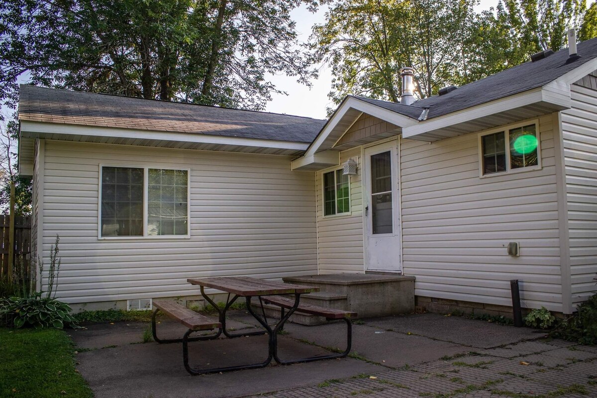 Cozy 2 bedroom cabin across from Mille Lacs Lake!