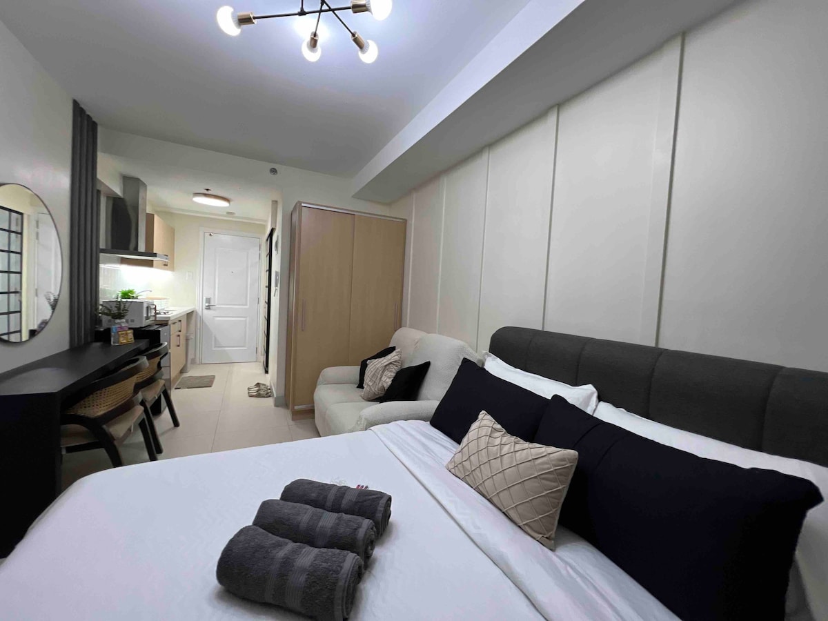 现代舒适单间公寓，配备55英寸电视、Netflix、Netflix、迪士尼+
