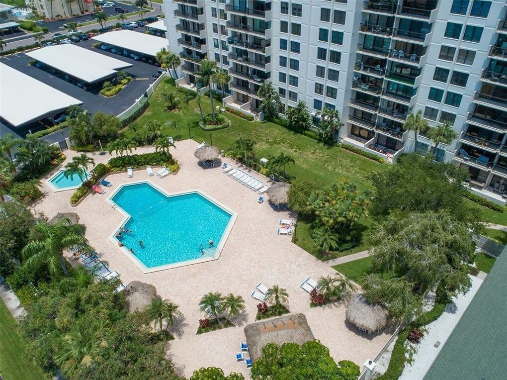 Lovely 2-bedroom condo with pool 
Walk to beach