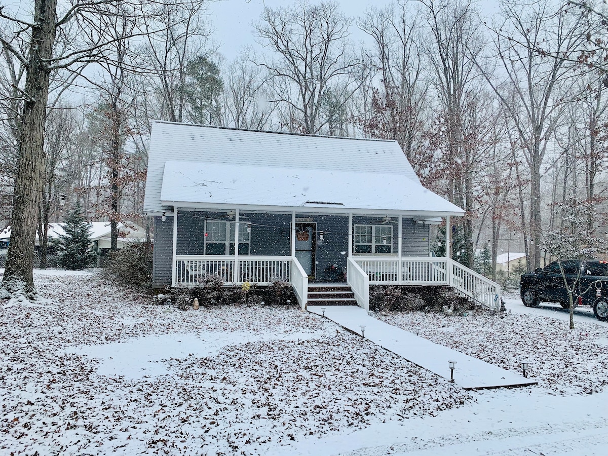 Cozy cottage in the woods w/big porch and wifi