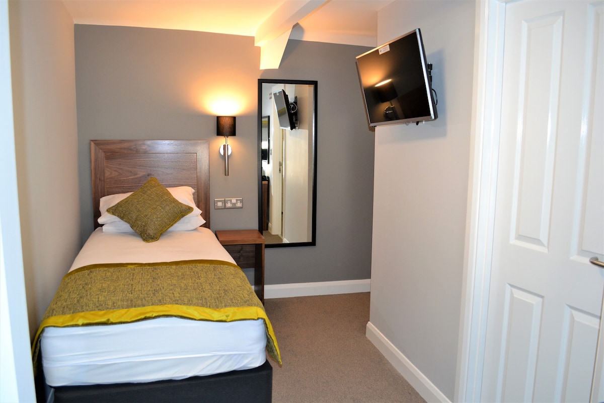 Carmarthen town centre single room with en-suite