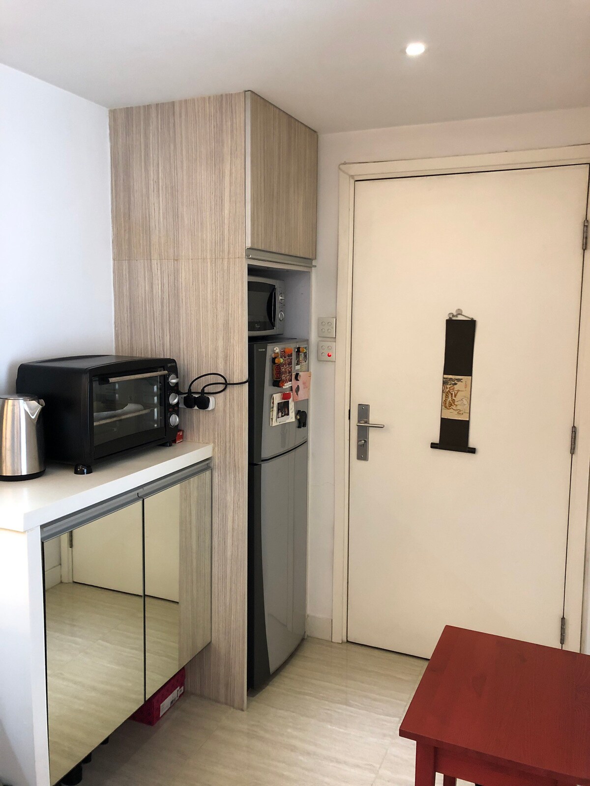 Modern 1BR in Central HK/Soho. 5m to MTR. w/ LIFT!