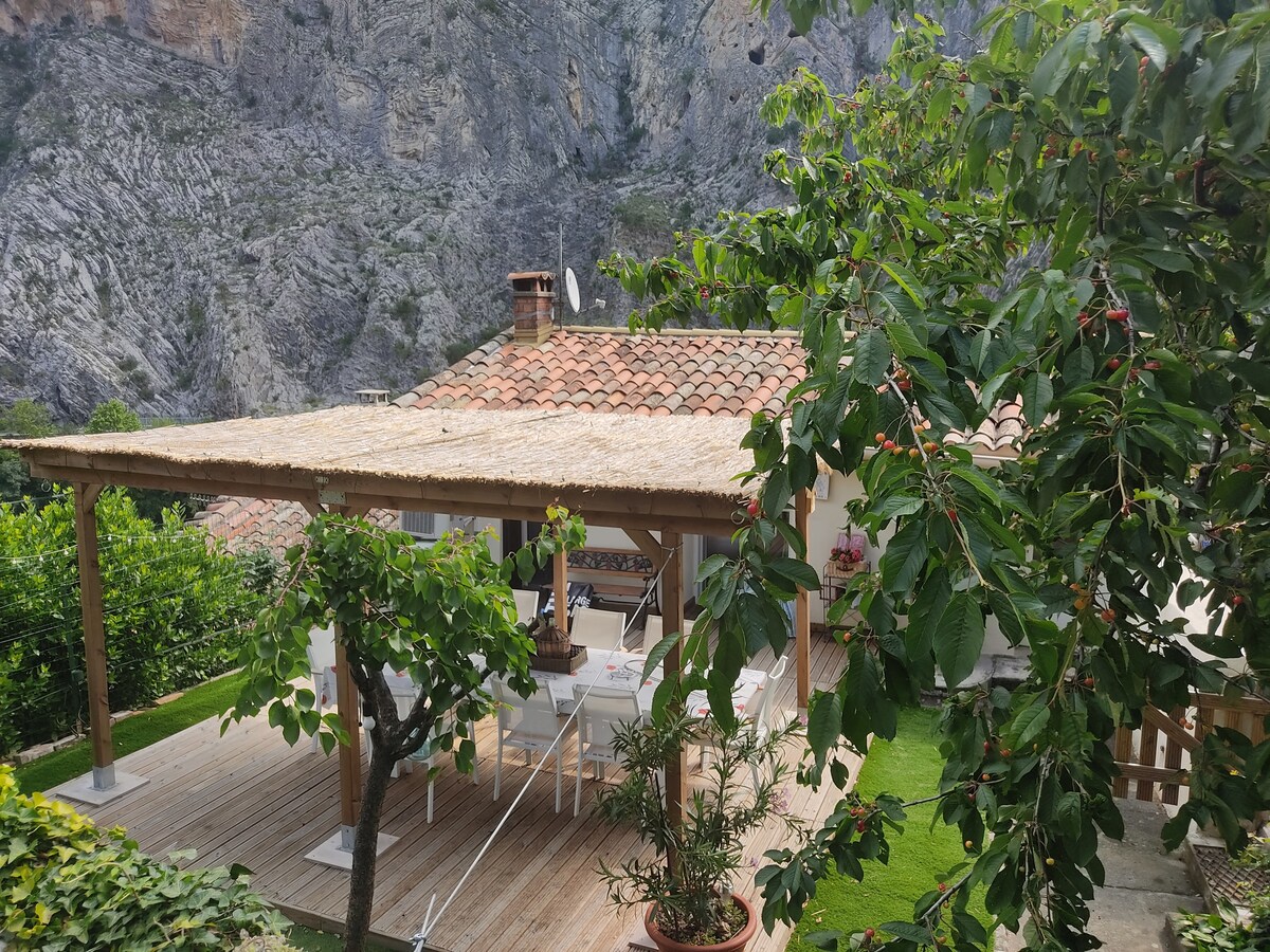 Maison avec vue et mini piscine dans la montagne