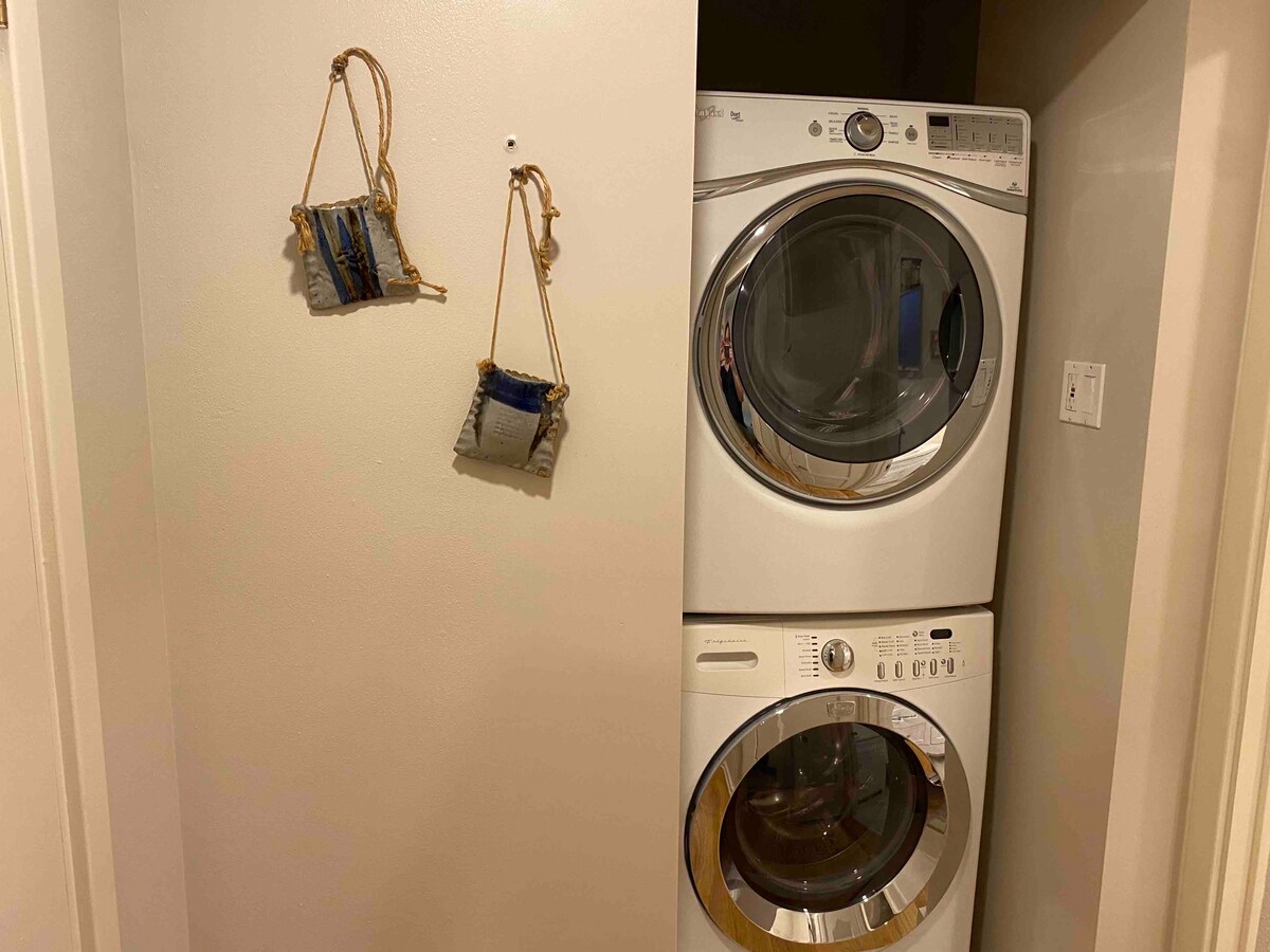 Los Alamos Central Studio with Laundry