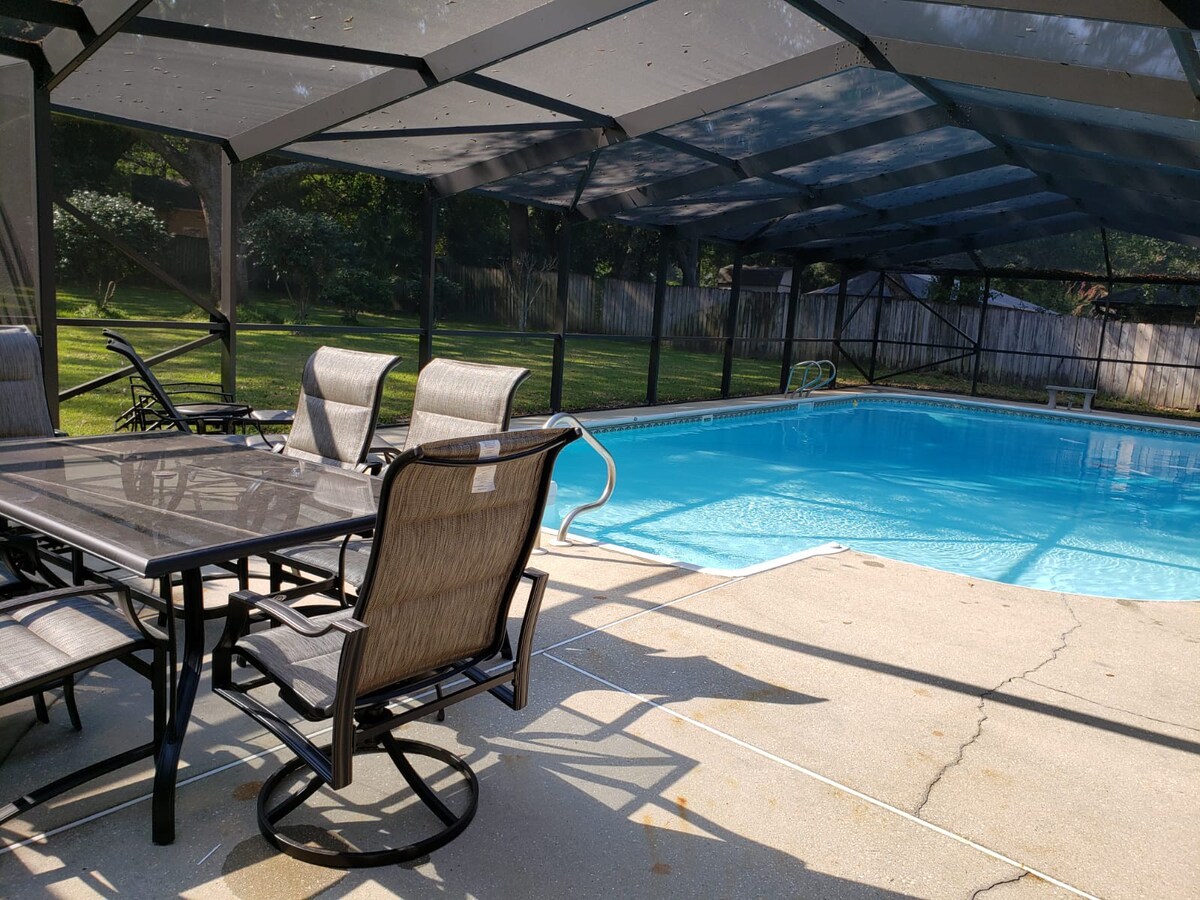Private Getaway: Expansive, Heated, Screened Pool!