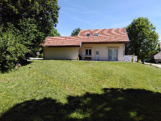 Maison neuve et moderne dans un écrin de verdure