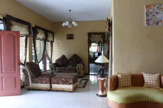 Villa Malang MITLY IND Gunung Kawi在楼下