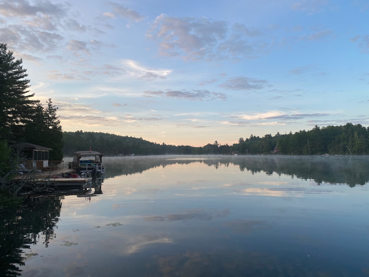 小费尔班克湖（ Little Fairbank Lake ）的Red Oar Cottage海滨