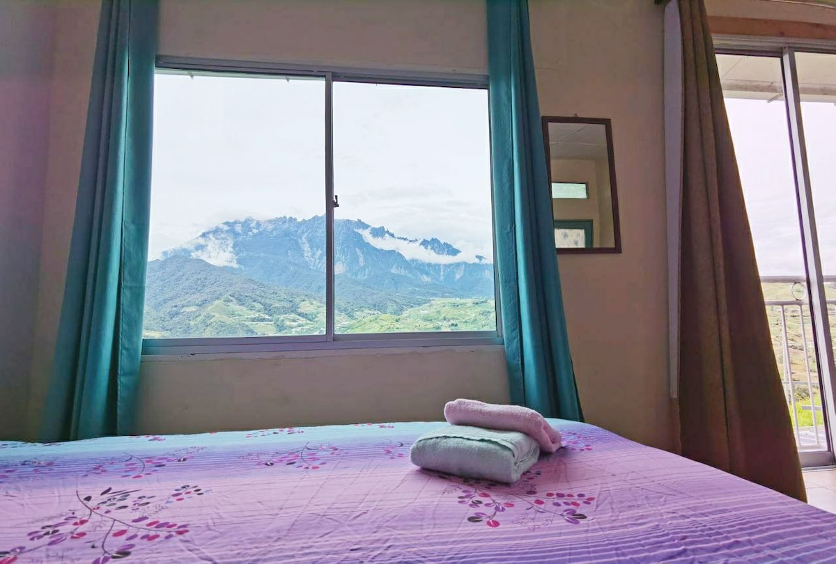 位于昆达山（ Kundasang ）的家庭房，面向京那巴鲁山（ Mt Kinabalu