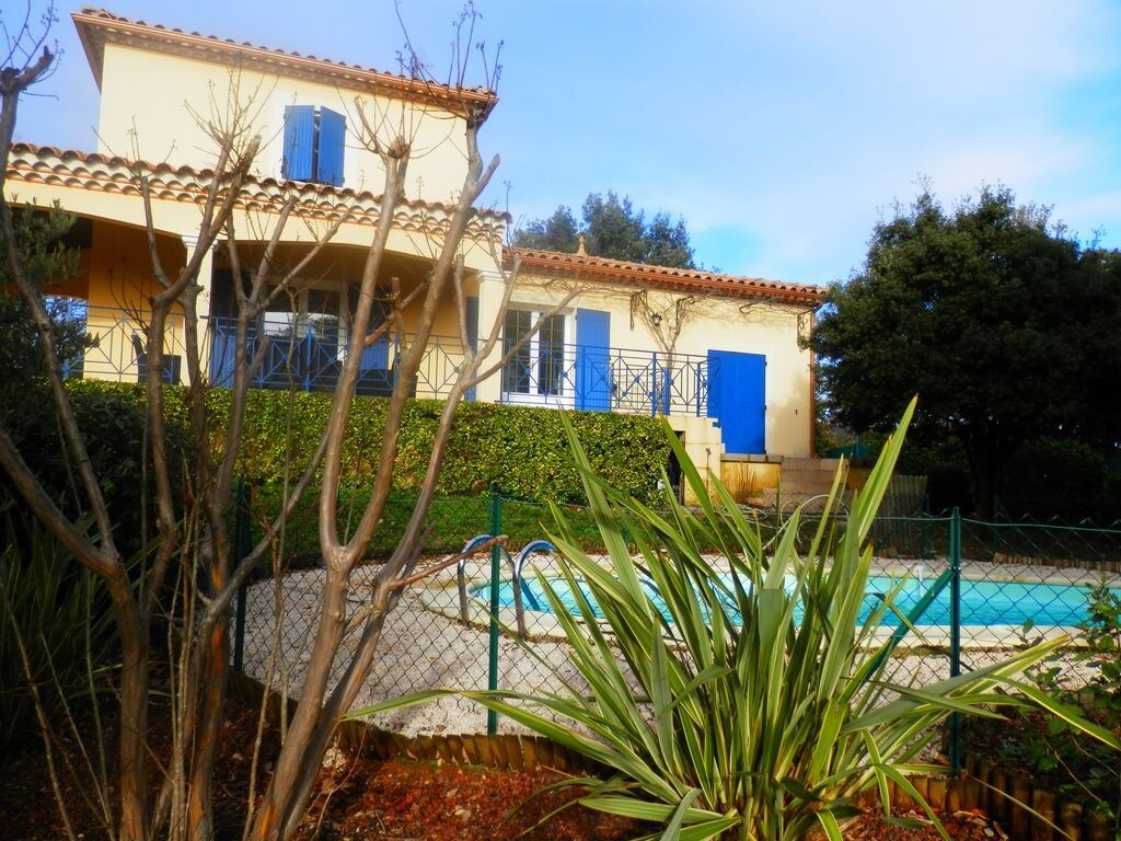 Maison intégrée dans un cadre arboré avec piscine.