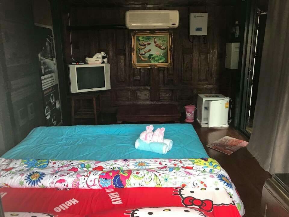 （ R3 ）泰国中部的木屋设有带浴室的卧室。