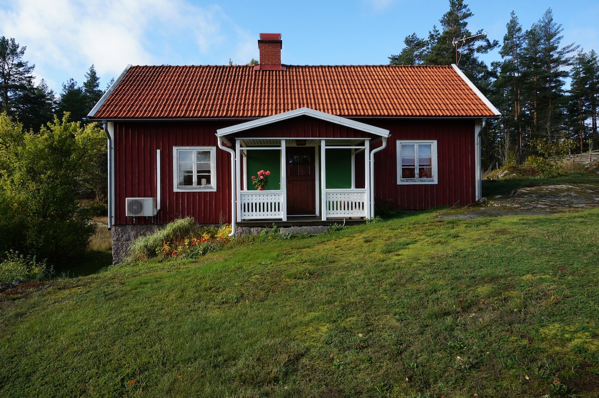 Röd stuga på landet mellan Vimmerby och Oskarshamn