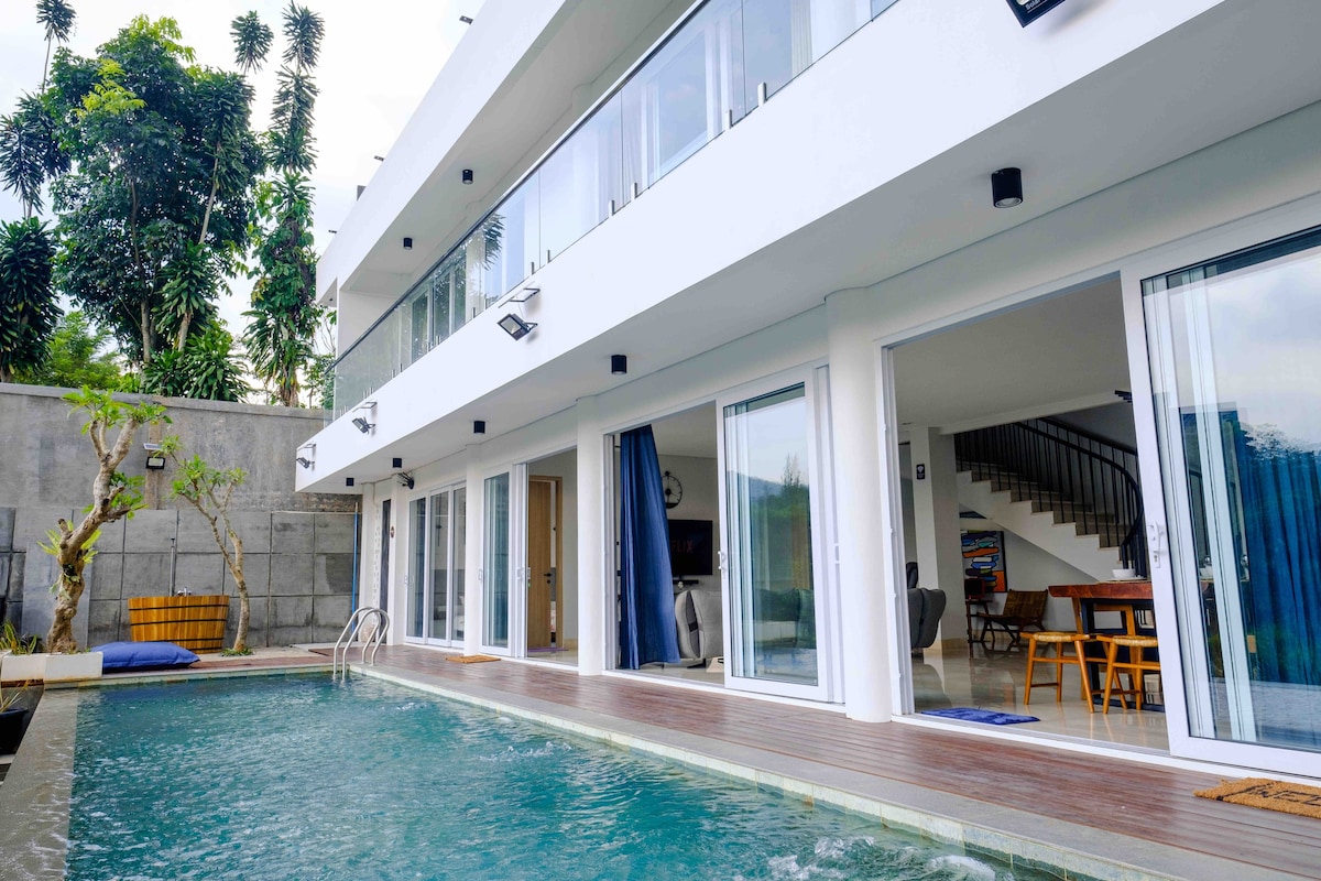 Luxury Villa With Golf View in Bandung 5 BR