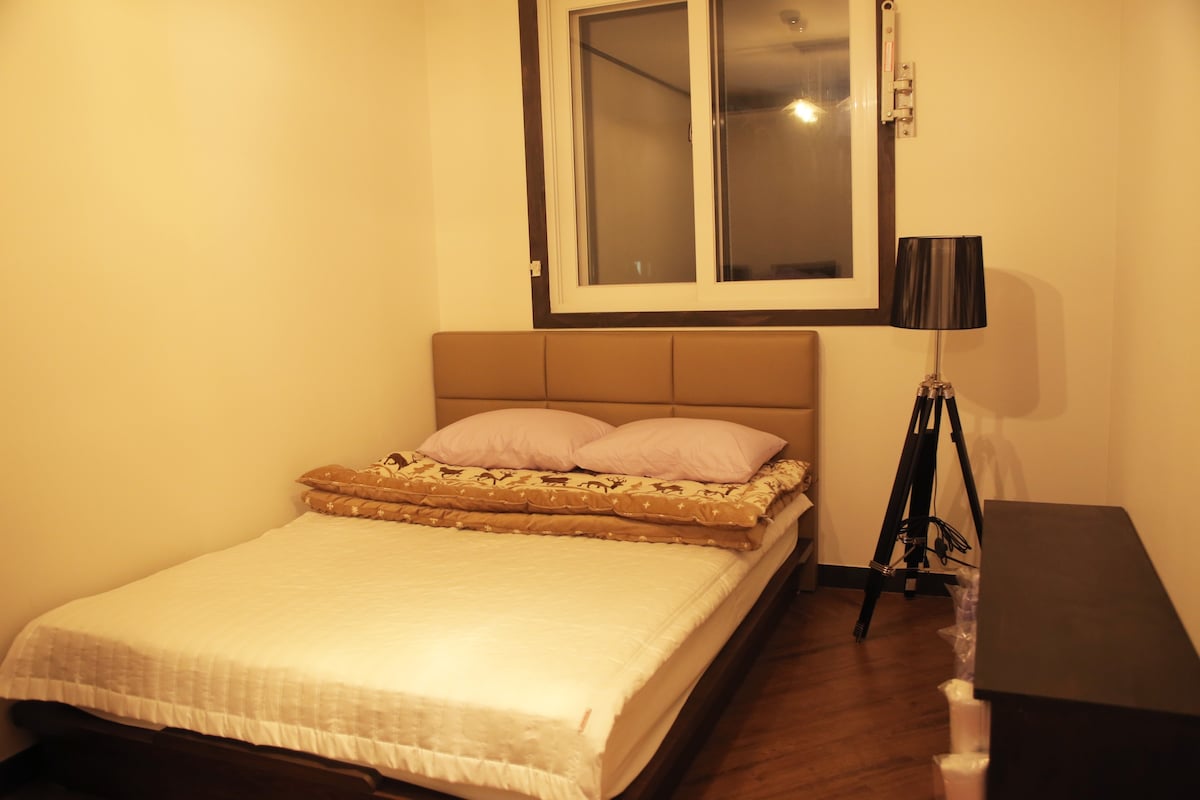 梦幻景观阁楼2号标准双人床客房和浴室@东大门