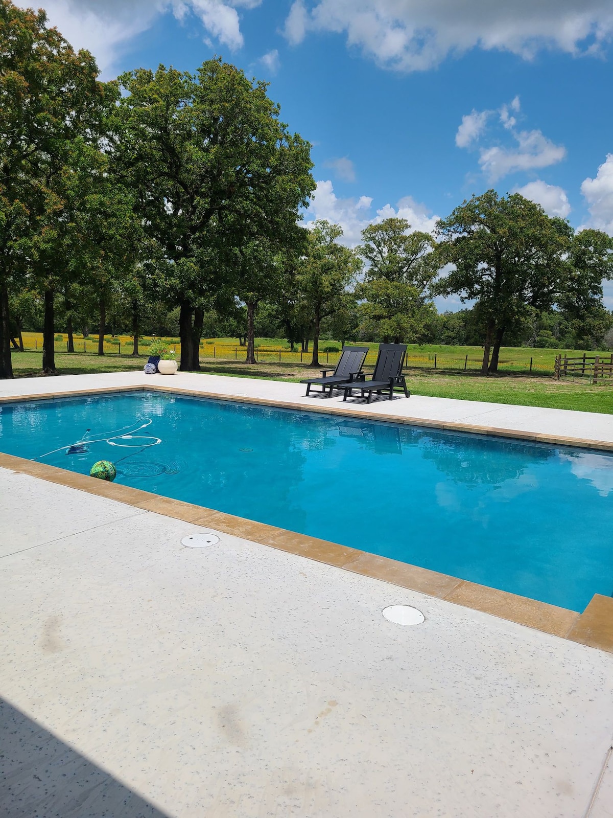 Cozy country guesthouse w/saltwater pool & firepit