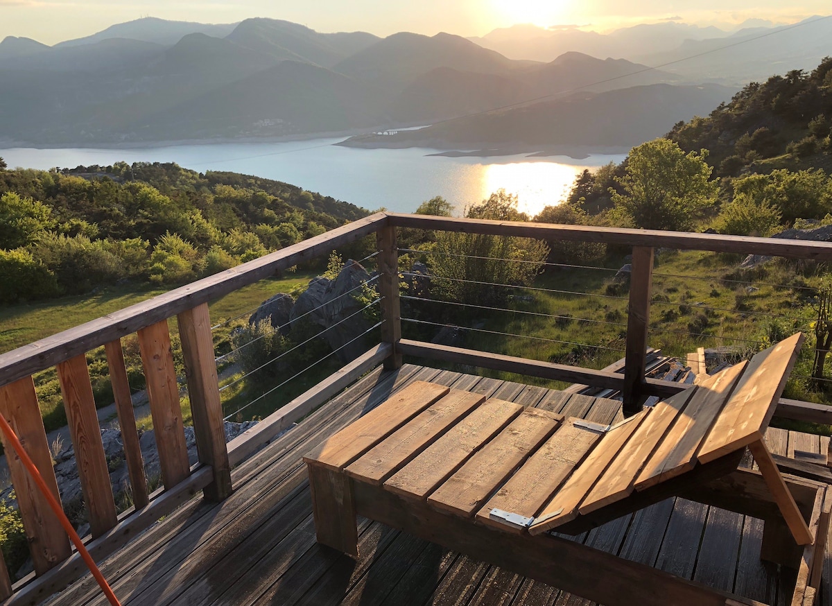 乡村小屋，湖泊和山脉的全景