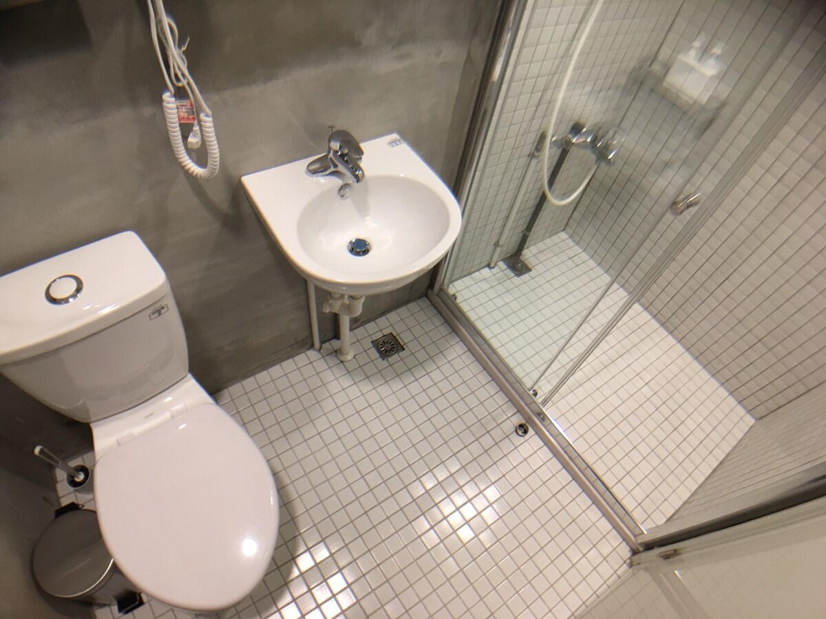 簡約純白小型雙人冷氣套房/乾濕分離衛浴/附電視/3分鐘到瑞芳火車站