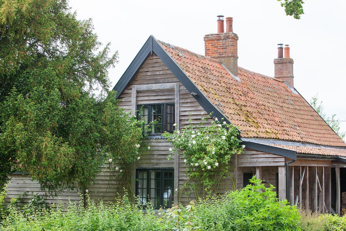 Fairytale Swan Cottage with a wild swimming pond