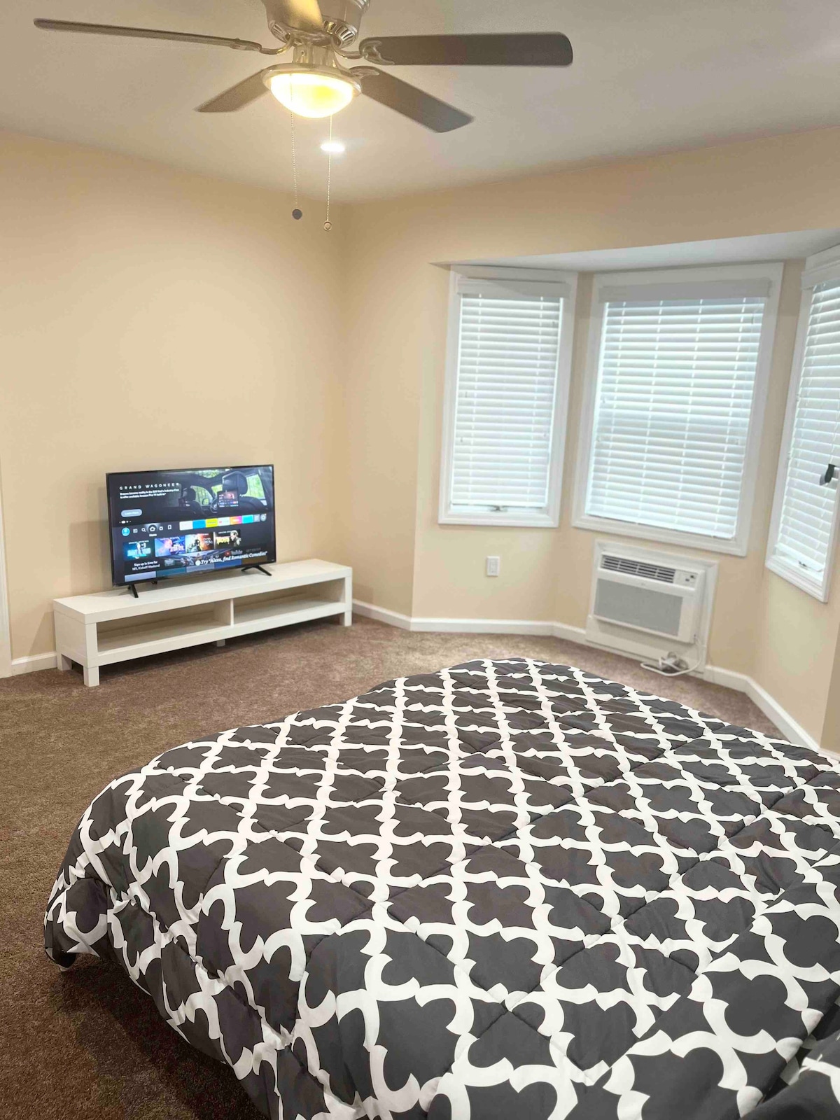 Modern, stylish and spacious room in Holtsville.