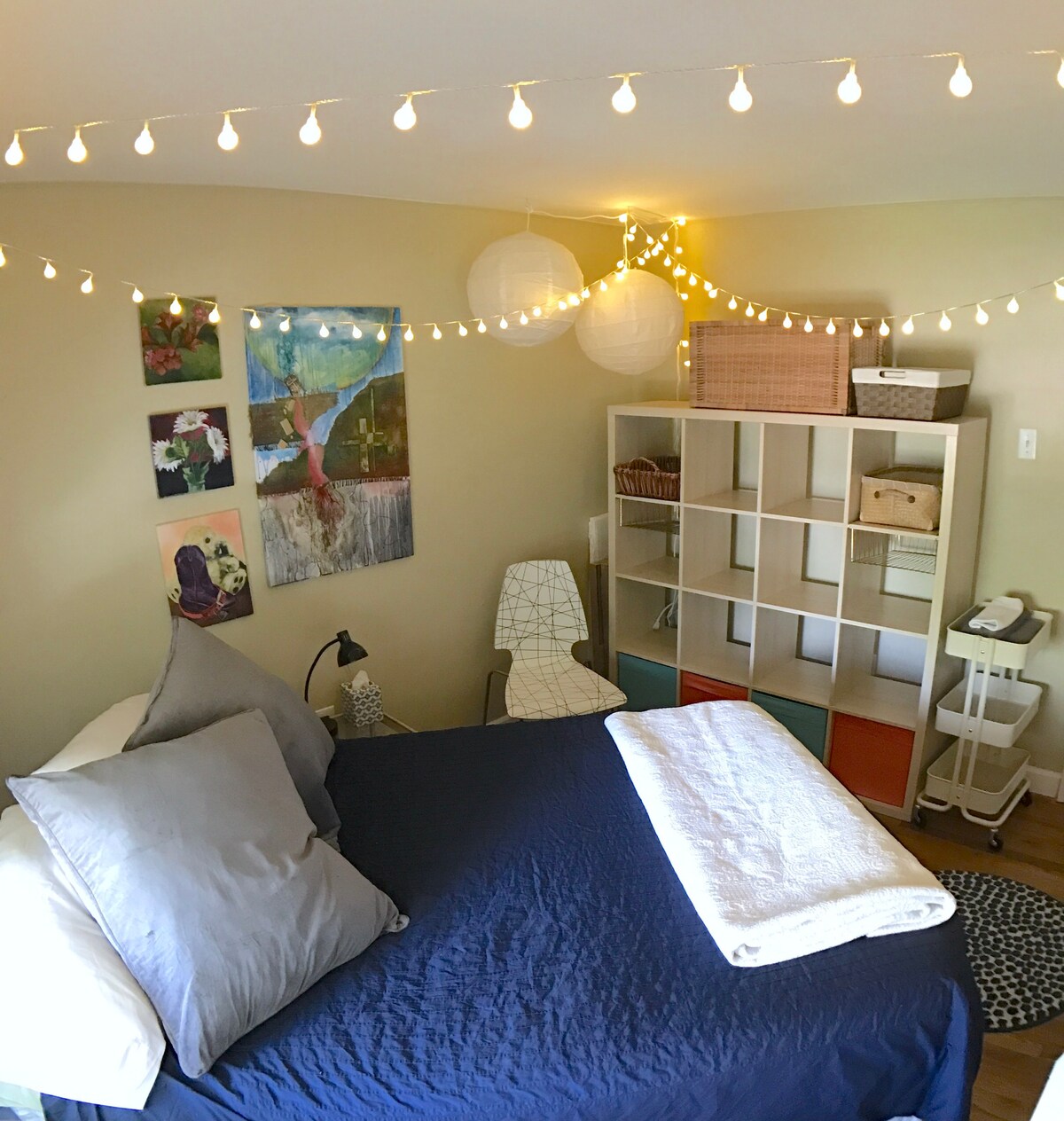 月租充满艺术气息的卧室，配备储藏空间和便利设施