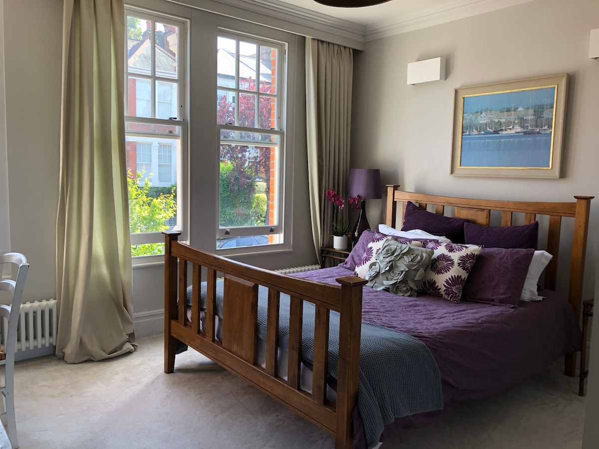 豪华双人床，露台/私人套房，绿树成荫的N10