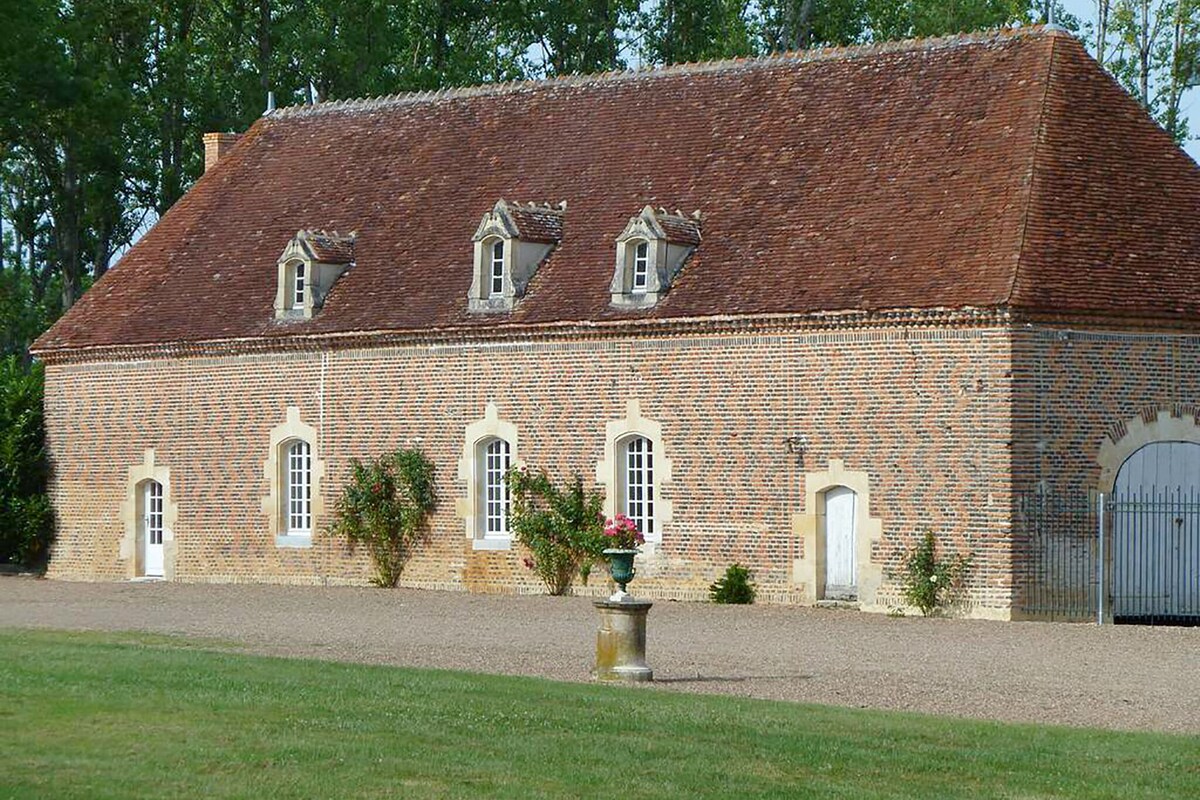 Outbuilding of a listed 16th-century château