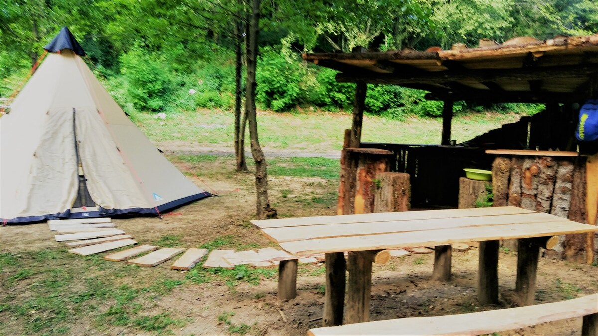 鲁滨逊营Juratovićki Brig -帐篷1