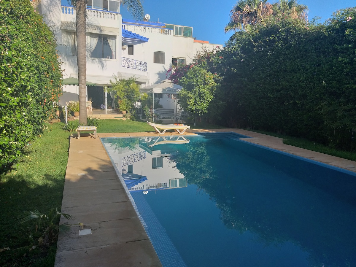 Villa de 700 m2 piscine grand jardin au bord Plage