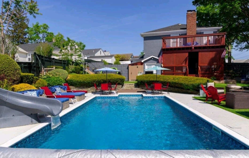 Hot Tub Pool ! 13 bed 3 bath WALK TO PROV College