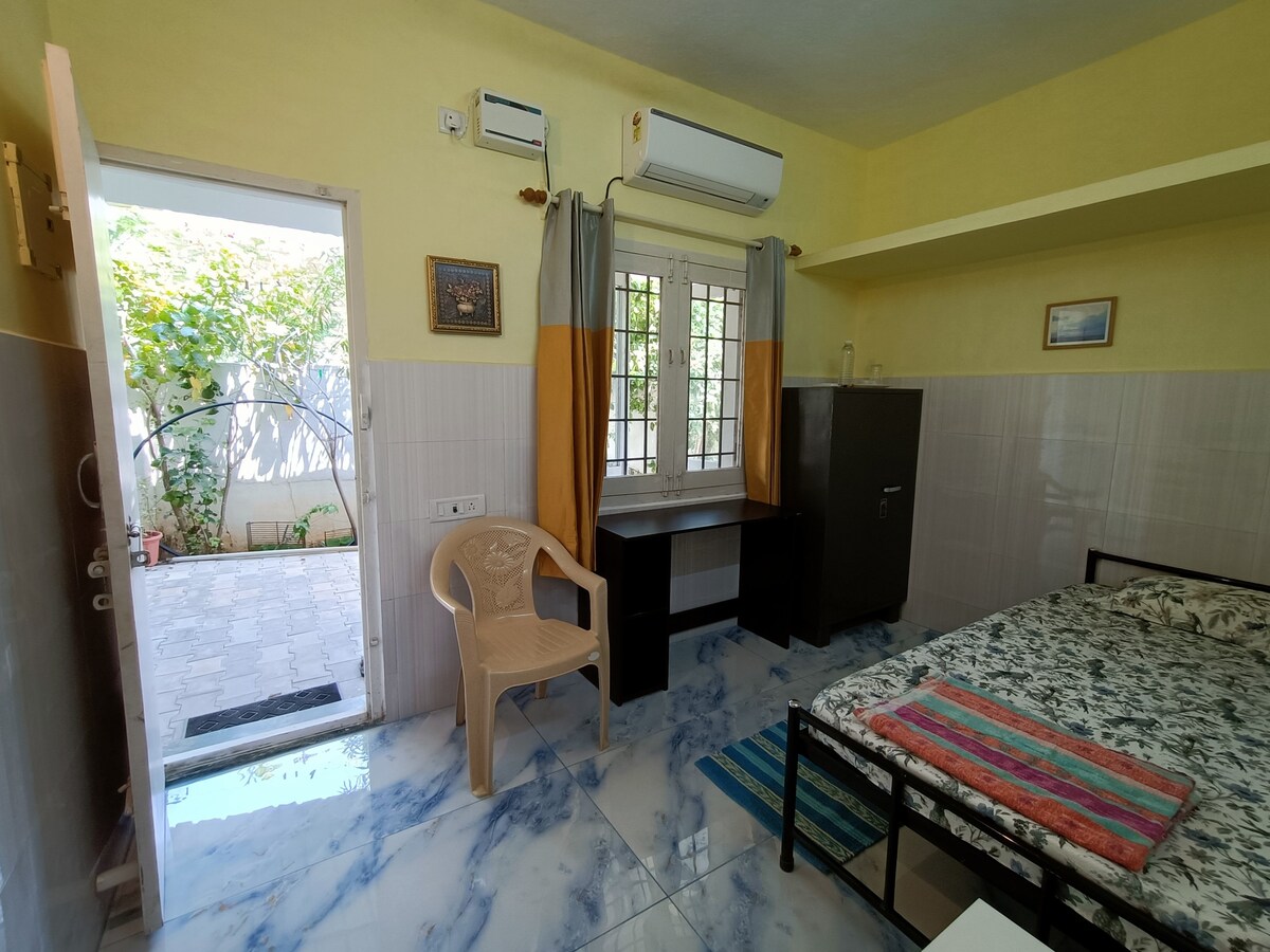 Independent Room amidst Greenery in Sholinganallur