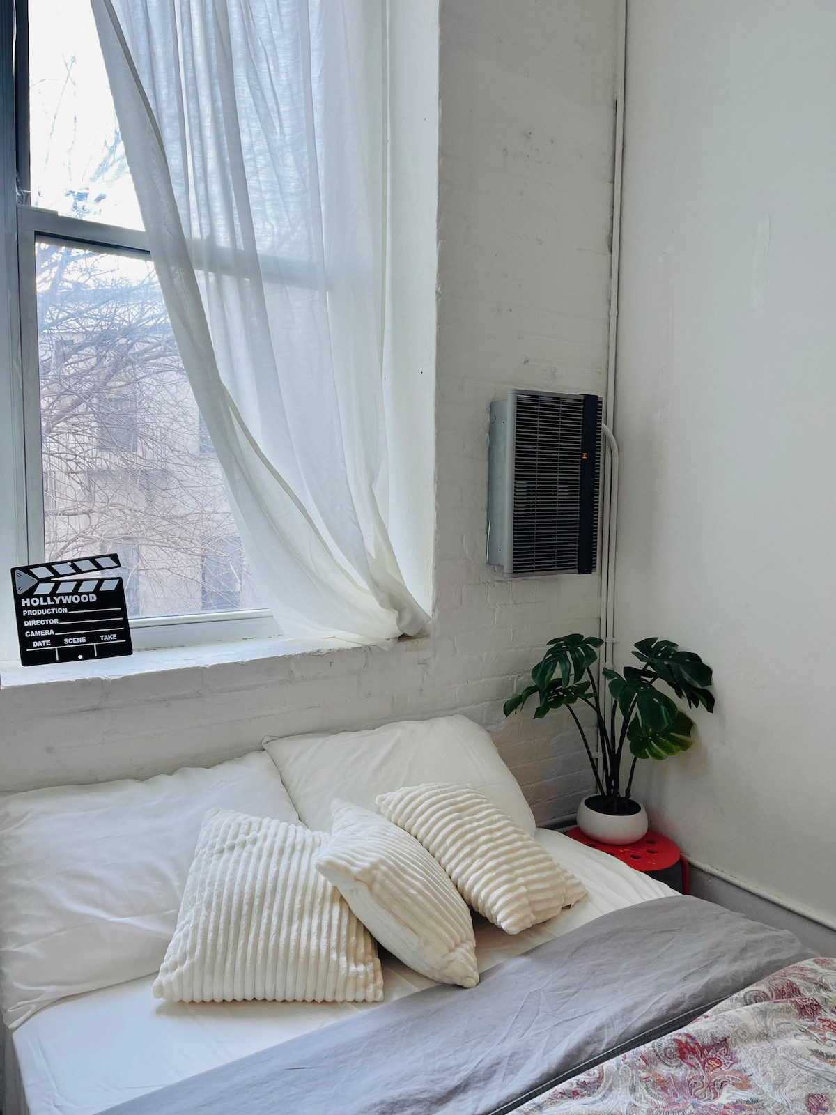 舒适的卧室，距离布鲁克林阁楼的地铁仅2分钟路程。