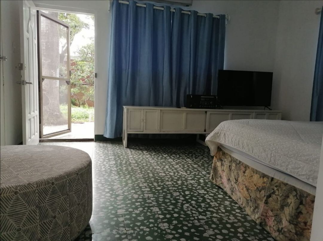 漂亮的房间，独立入口，位于60年代时尚的马那瓜房屋中。 靠近美国大使馆。 位于卡雷特拉苏尔7公里处。
