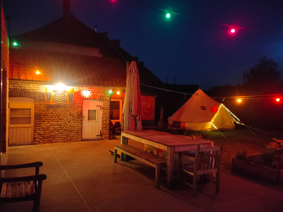 Glamping in cosy garden!