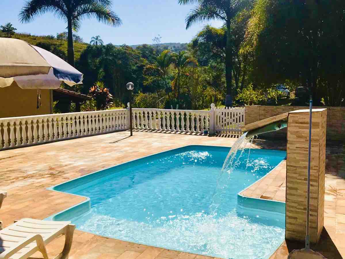 Piscina, sol e natureza a uma hora de BH