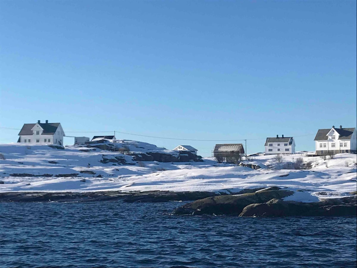 Hytte på øy ved havet nært Bergen. Båt kan leies