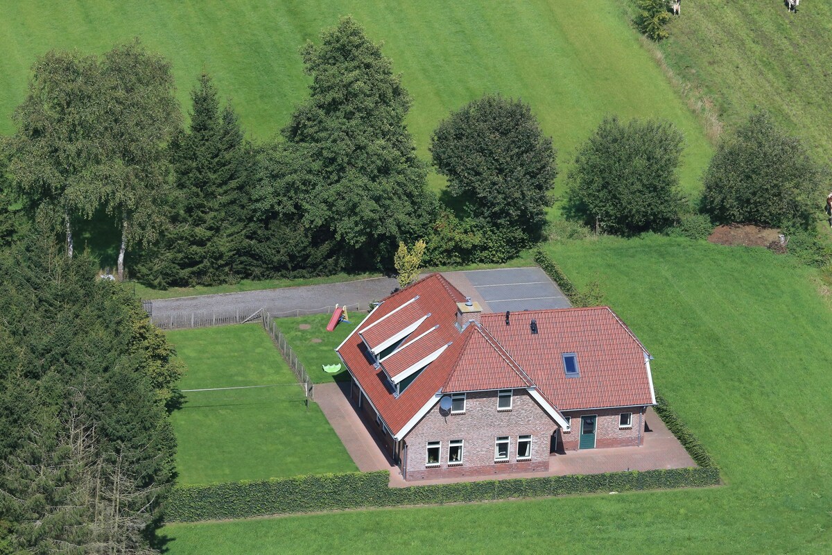 Achterhoek宽敞的农舍，带游戏阁楼
