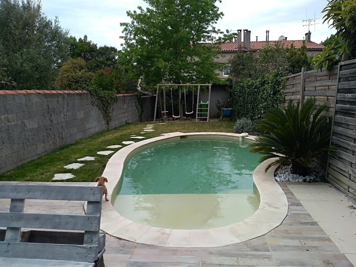 带泳池的Carcassonne客房