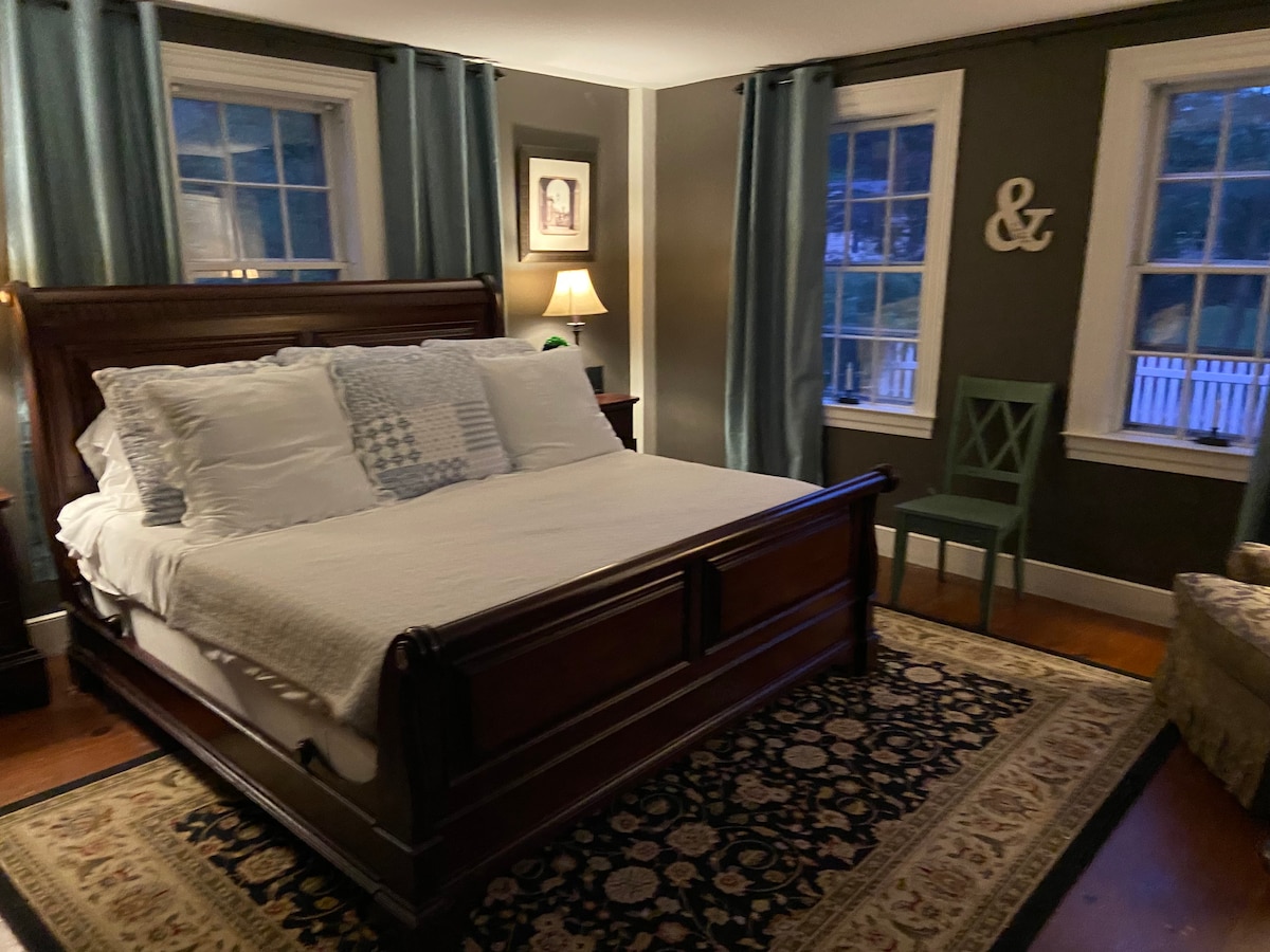 Historic Colonial Executive Guest Suite B