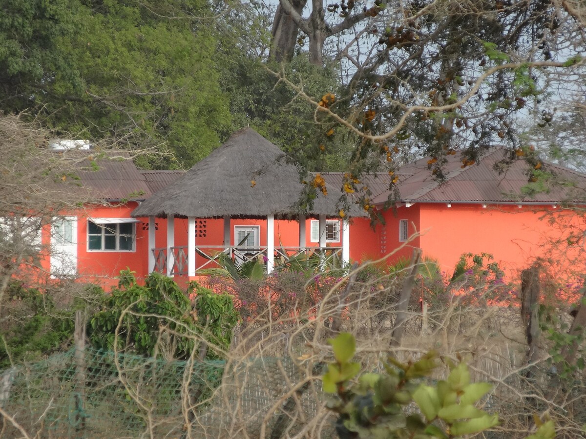 Dans le village. Confort et piscine privée.