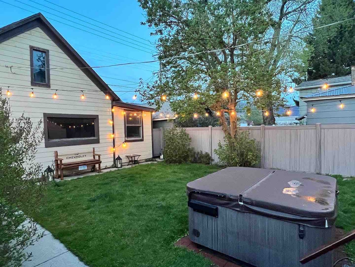 Bo's Queen Anne with Hot Tub and fenced backyard.